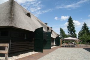 drijvers-oisterwijk-boerderij-riet-houten-gevel-baksteen-luiken-ramen-1-min