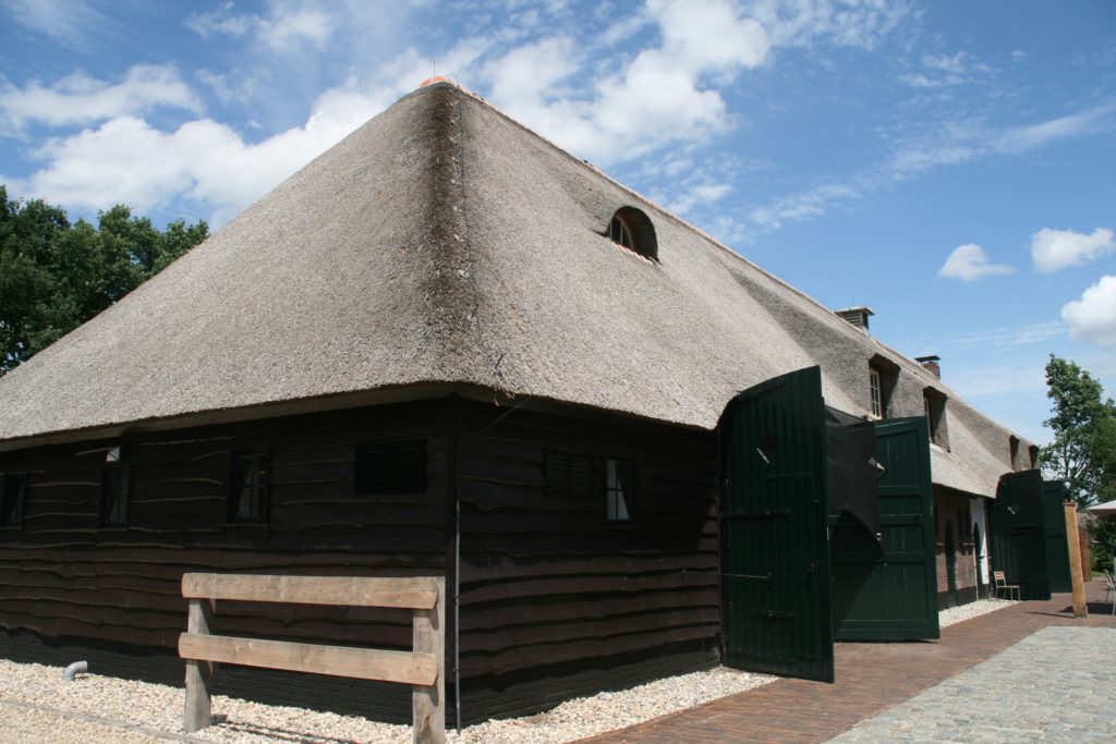 drijvers-oisterwijk-boerderij-riet-houten-gevel-baksteen-luiken-ramen-2-min