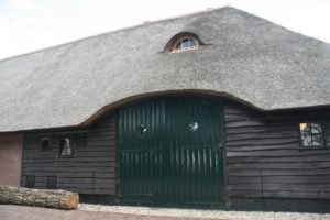 drijvers-oisterwijk-boerderij-riet-houten-gevel-luiken-deur-min