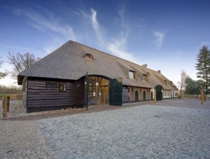 drijvers-oisterwijk-boerderij-riet-houten-gevel-luiken-ramen-min