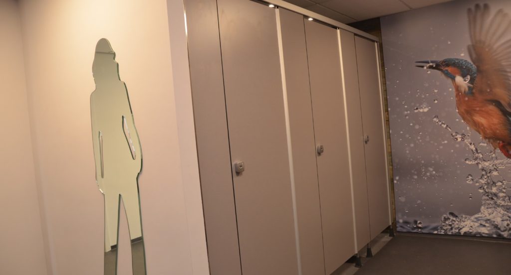 drijvers-oisterwijk-havenkantoor-interieur-behang-toiletten-min