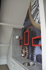drijvers-oisterwijk-havenkantoor-interieur-kantoor-kantine-behang-klokken-min