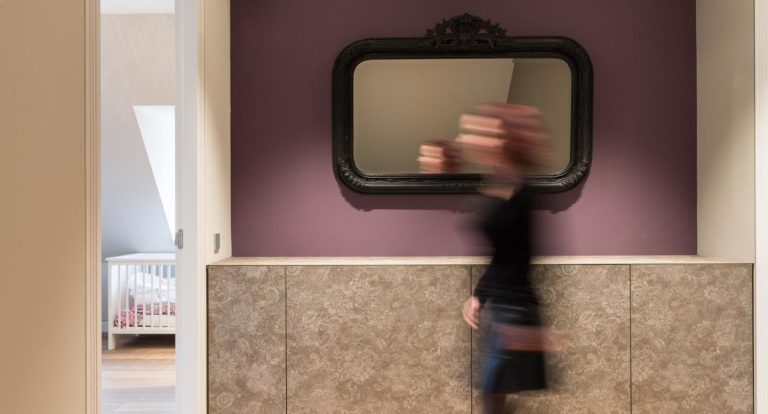drijvers-oisterwijk-interieur-gang-spiegel-kast-behang