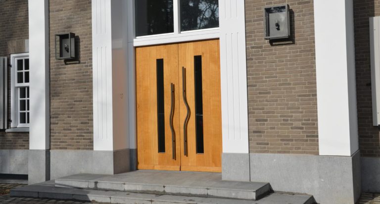 drijvers-oisterwijk-landelijke-villa-raam-voordeur-gefrijnd-plint