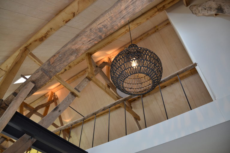 drijvers-oisterwijk-interieur-landelijke-houtespant-gestuct-lamp-balkon