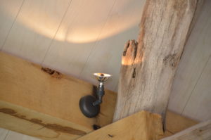 drijvers-oisterwijk-interieur-landelijke-houtespant-lamp-hout