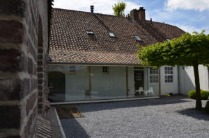 drijvers-oisterwijk-landelijk-boederij-baksteen-dakpannen-gang-glas