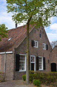 drijvers-oisterwijk-landelijk-boederij-baksteen-dakpannen-luiken-glas