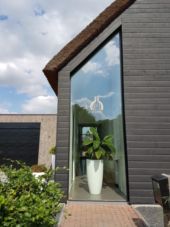 drijvers-oisterwijk-schuurwoning-riet-hout-glas-entree-min