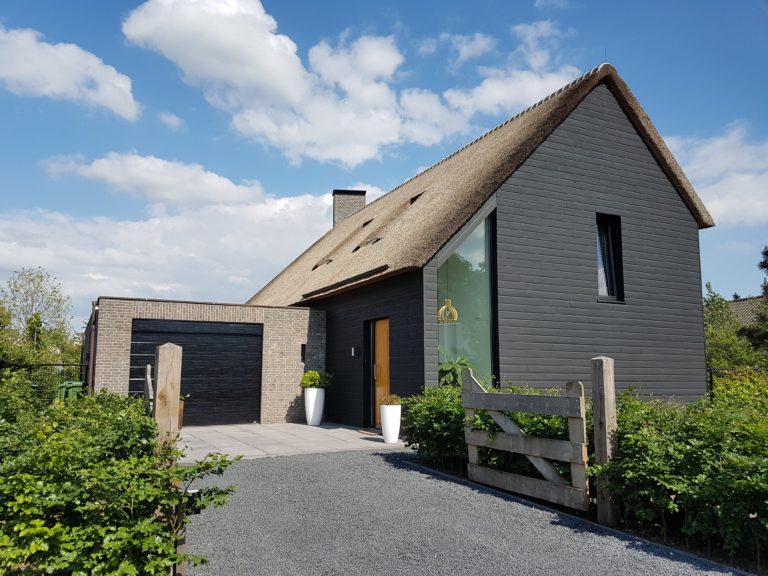 drijvers-oisterwijk-schuurwoning-riet-hout-straatbeeld-min