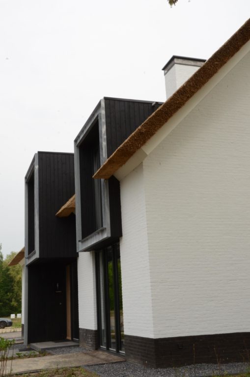 drijvers-oisterwijk-boerderij-villa-wit- geverfd-baksteen-riet-ramen-voordeur
