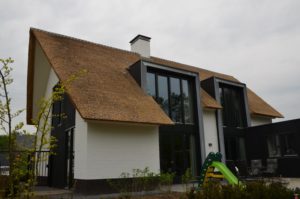 drijvers-oisterwijk-boerderij-villa-wit- geverfd-baksteen-riet-ramen-wolfseind-schoorsteen-1