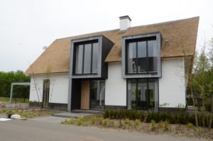 drijvers-oisterwijk-boerderij-villa-wit- geverfd-baksteen-riet-ramen-wolfseind-schoorsteen-4