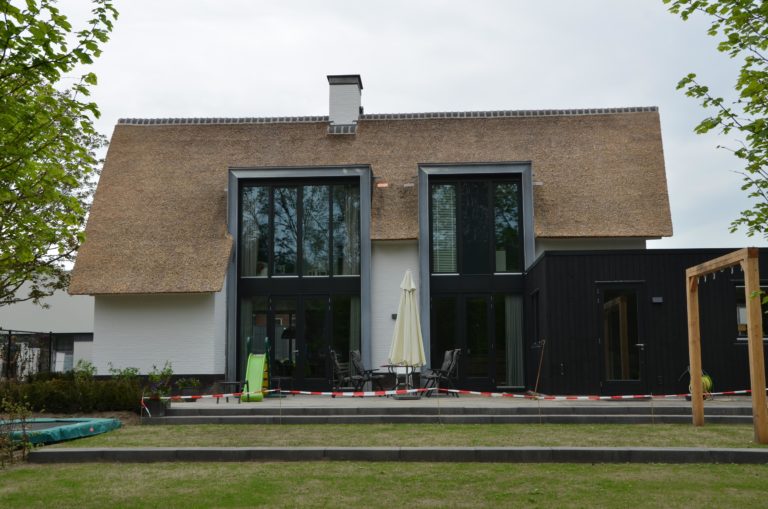 drijvers-oisterwijk-boerderij-villa-wit- geverfd-baksteen-riet-ramen-wolfseind-schoorsteen