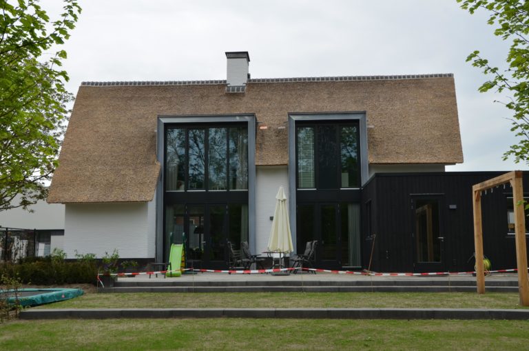 drijvers-oisterwijk-boerderij-villa-wit- geverfd-baksteen-riet-ramen-wolfseind-schoorsteen