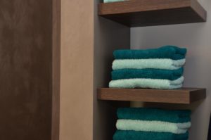 drijvers-oisterwijk-interieur-badkamer-handdoek-hout-planken-k