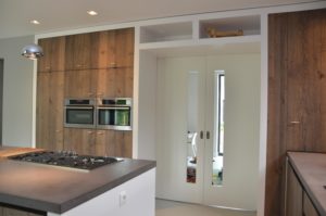 drijvers-oisterwijk-interieur-keuken-kraan-hout-ramen-fornuis-kookeiland-schuifdeuren