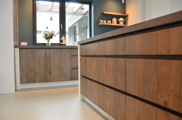 drijvers-oisterwijk-interieur-keuken-kraan-hout-ramen-kookeiland