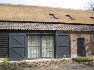 drijvers-oisterwijk-boerderij-dakpannen-wolfseind-houten-gevel-raam-schoosteen