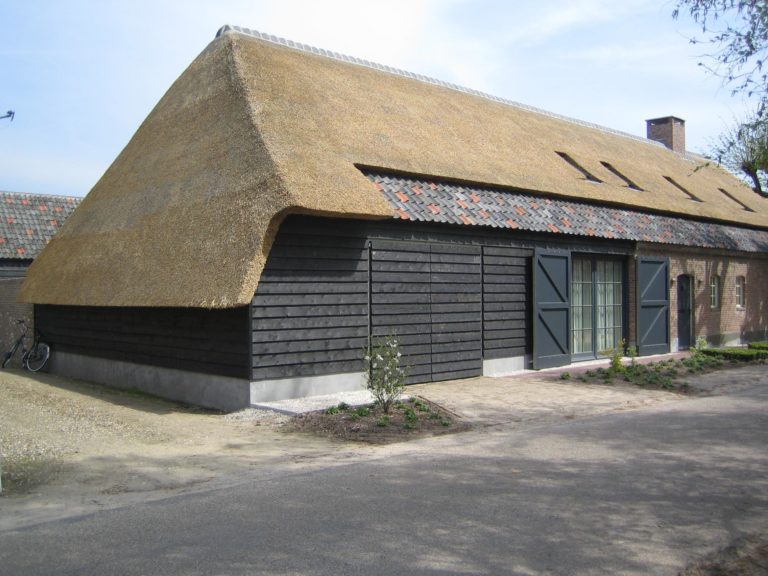 drijvers-oisterwijk-boerderij-dakpannen-wolfseind-houten-gevel-raam-schoosteen-terras