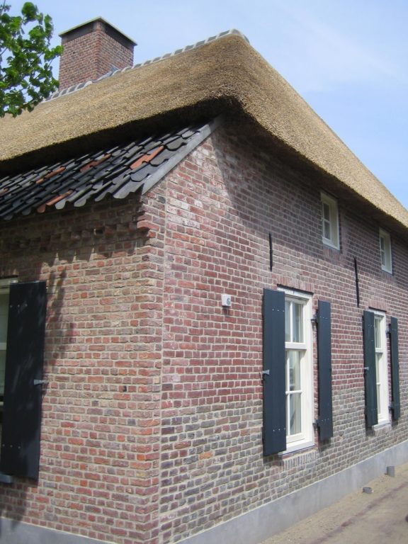 drijvers-oisterwijk-boerderij-dakpannen-wolfseind-raam-schoosteen