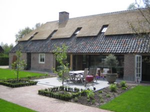 drijvers-oisterwijk-boerderij-terras-dakpannen-wolfseind-raam-schoosteen-terras