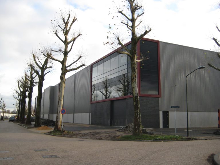 drijvers-oisterwijk-utiliteit-bedrijfshal-exterieur-nieuwbouw-zink-baksteen-rood-pui-hellingbaan (1)-min