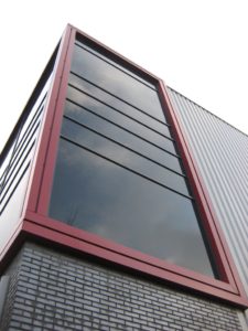 drijvers-oisterwijk-utiliteit-bedrijfshal-exterieur-nieuwbouw-zink-baksteen-rood-pui-hellingbaan (15)-min