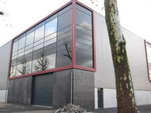 drijvers-oisterwijk-utiliteit-bedrijfshal-exterieur-nieuwbouw-zink-baksteen-rood-pui-hellingbaan (18)-min