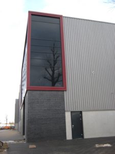 drijvers-oisterwijk-utiliteit-bedrijfshal-exterieur-nieuwbouw-zink-baksteen-rood-pui-hellingbaan (2)-min