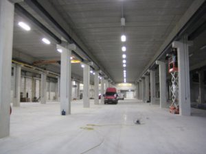 drijvers-oisterwijk-utiliteit-bedrijfshal-exterieur-nieuwbouw-zink-baksteen-rood-pui-hellingbaan (6)-min