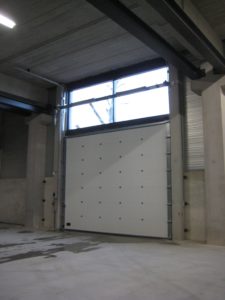 drijvers-oisterwijk-utiliteit-bedrijfshal-exterieur-nieuwbouw-zink-baksteen-rood-pui-hellingbaan (8)-min