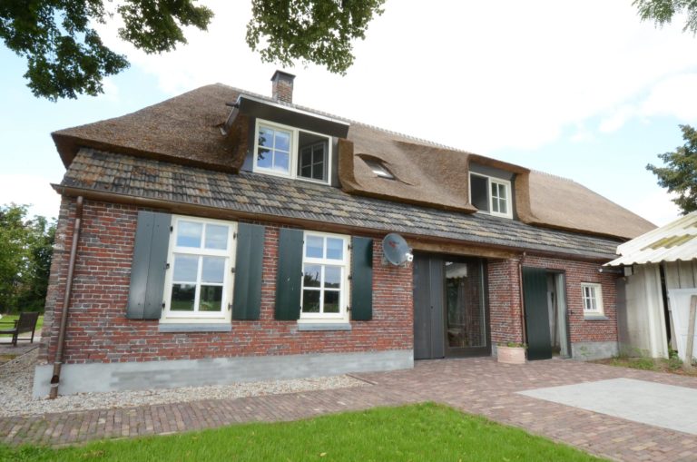 drijvers-oisterwijk-boerderij-dakpannen-rietgedekt-luiken-traditioneel-landelijk-raam-schoorsteen-dakkapel (2)