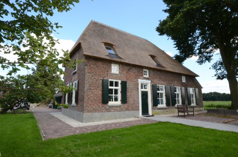 drijvers-oisterwijk-boerderij-dakpannen-rietgedekt-luiken-traditioneel-landelijk-raam-schoorsteen-dakkapel (3)