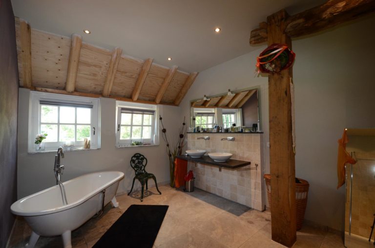drijvers-oisterwijk-boerderij-badkamer-houten-spanten-traditioneel-landelijk-raam-openhaard (2)