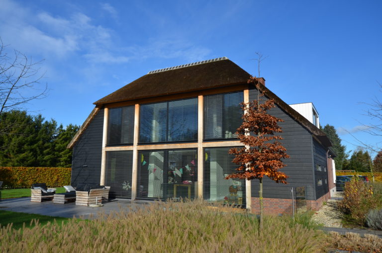 drijvers-oisterwijk-nieuwbouw-exterieur-riet-hout-bakstenen (4)