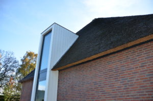 drijvers-oisterwijk-nieuwbouw-exterieur-riet-hout-bakstenen (6)