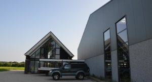 drijvers-oisterwijk-nieuwbouw-kantoor-exterieur-pannendak-metselwerk-houten-gevel-hal-zink-ramen-deuren (1)