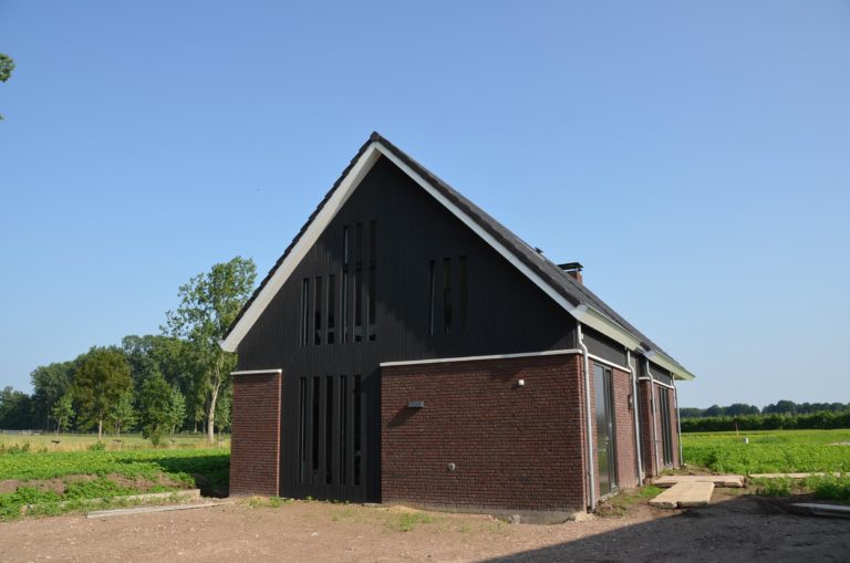 drijvers-oisterwijk-nieuwbouw-kantoor-exterieur-pannendak-metselwerk-houten-gevel-hal-zink-ramen-deuren (11)