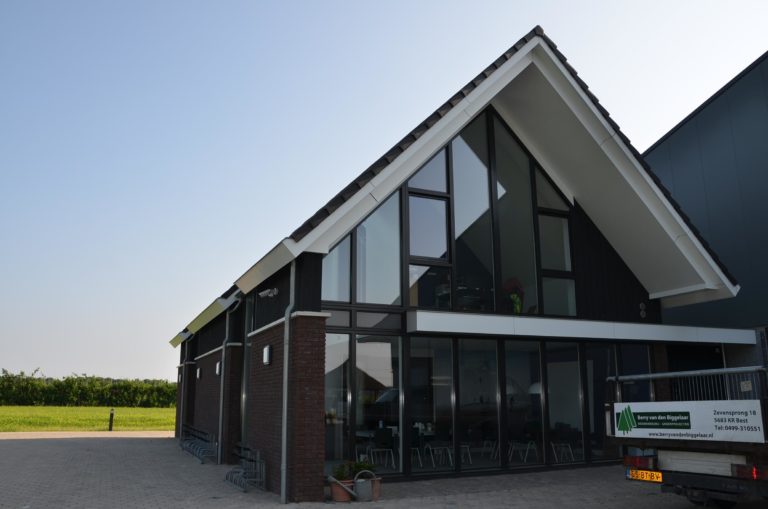 drijvers-oisterwijk-nieuwbouw-kantoor-exterieur-pannendak-metselwerk-houten-gevel-hal-zink-ramen-deuren (12)