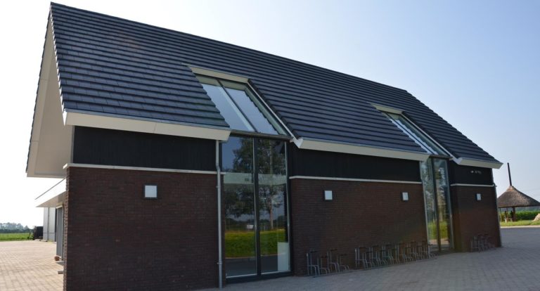 drijvers-oisterwijk-nieuwbouw-kantoor-exterieur-pannendak-metselwerk-houten-gevel-hal-zink-ramen-deuren (2)