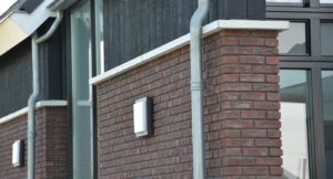drijvers-oisterwijk-nieuwbouw-kantoor-exterieur-pannendak-metselwerk-houten-gevel-hal-zink-ramen-deuren (3)