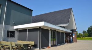 drijvers-oisterwijk-nieuwbouw-kantoor-exterieur-pannendak-metselwerk-houten-gevel-hal-zink-ramen-deuren (4)