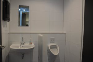 drijvers-oisterwijk-nieuwbouw-kantoor-interieur-modern-niveau-verschil-transparant-paars (17)