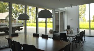 drijvers-oisterwijk-nieuwbouw-kantoor-interieur-modern-niveau-verschil-transparant-paars (5)