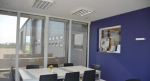 drijvers-oisterwijk-nieuwbouw-kantoor-interieur-modern-niveau-verschil-transparant-paars (6)