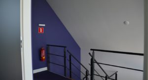 drijvers-oisterwijk-nieuwbouw-kantoor-interieur-modern-niveau-verschil-transparant-paars (7)