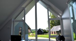 drijvers-oisterwijk-nieuwbouw-kantoor-interieur-modern-niveau-verschil-transparant-paars (9)