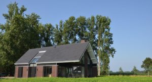 drijvers-oisterwijk-nieuwbouw-woonhuis-exterieur-pannendak-metselwerk-houten-gevel-hooimijt-bijgebouw-schoorsteen-ramen-deuren (1)