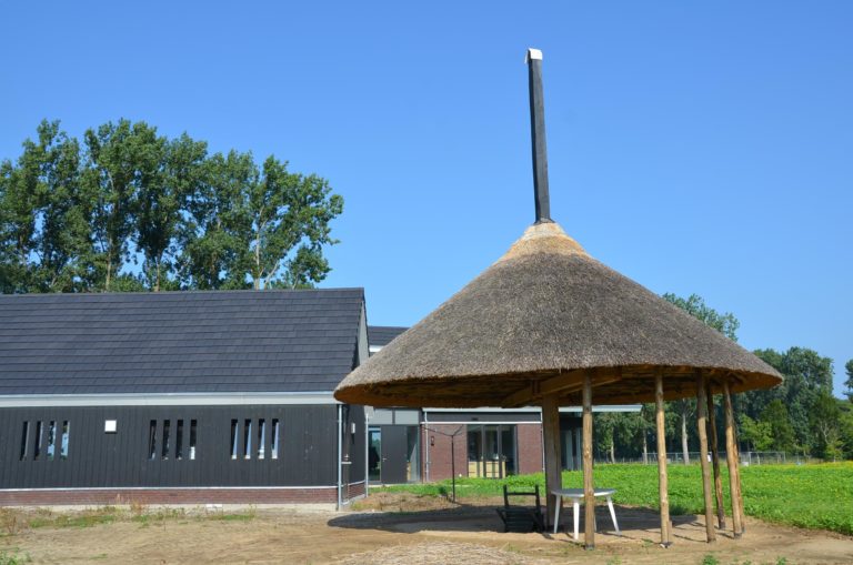 drijvers-oisterwijk-nieuwbouw-woonhuis-exterieur-pannendak-metselwerk-houten-gevel-hooimijt-bijgebouw-schoorsteen-ramen-deuren (10)